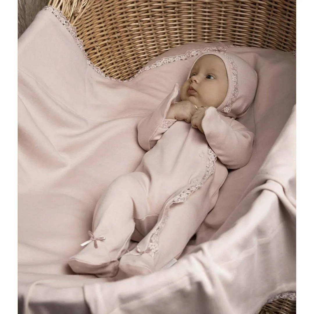 комплект Нежность на выписку: конверт + слип + чепчик Наследникъ Выжанова 01068-02026-072 — изображение 3