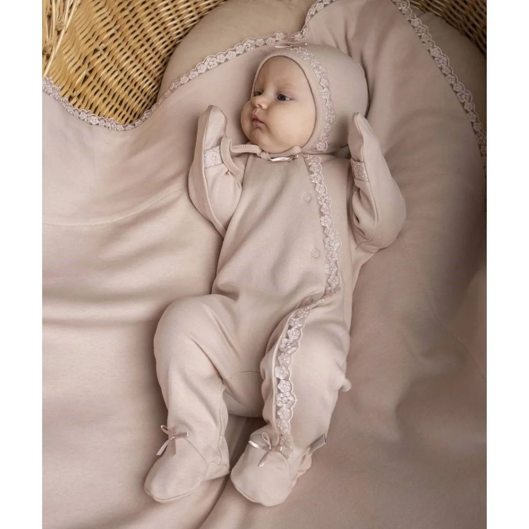 комплект Нежность на выписку: конверт + слип + чепчик Наследникъ Выжанова 01068-02026-072 — изображение 2